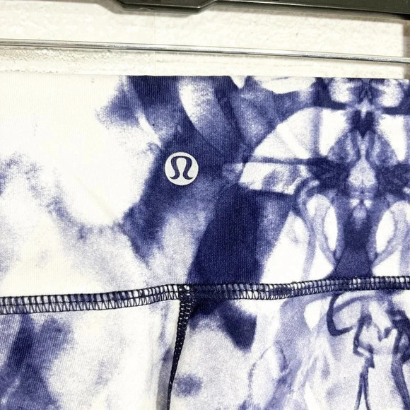 Lululemon Blue & White Ink Plot Print Cropped Wunder Under Leggings Size 4 - Picture 3 of 4